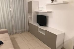 ein Wohnzimmer mit einem Fernseher an der Wand in der Unterkunft Apartment Jadranka Selce No 64 in Selce