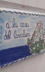 Ein Kuchen, der sagt a la costa de colombia in der Unterkunft A la casa del cavaliere in Positano