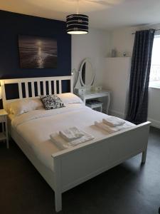 A bed or beds in a room at The Sunfold 