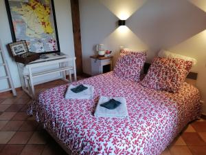 ein Schlafzimmer mit einem Bett mit zwei Handtüchern darauf in der Unterkunft MAISON PRATS in Audon