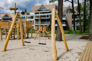 ギジツコにあるnautica lux apartamentyの建物のある公園内の空遊び場