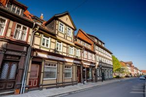 eine Reihe von Holzhäusern auf einer Stadtstraße in der Unterkunft Ferienwohnung Altstadtnest Wernigerode in Wernigerode