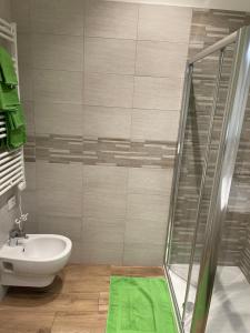 un bagno con lavandino e doccia di Green Appartamenti i Portici nel centro storico a Melzo
