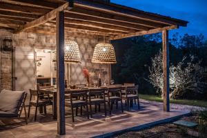 Un restaurante o sitio para comer en Luxury estate with 6 hectares land near hilltop town Motovun