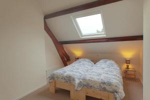 Un dormitorio con una cama y una ventana encima. en Vakantiewoning K&W NOT FOR COMPANIES, en Ouddorp