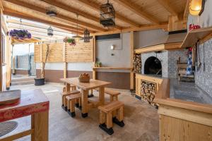 NORMABEL relaxing villa with heated pool and sauna في Žrnovnica: مطبخ كبير مع طاولة ومدفأة