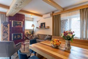 ŽrnovnicaにあるNORMABEL relaxing villa with heated pool and saunaのフルーツのボウルが置かれたテーブルのあるリビングルーム