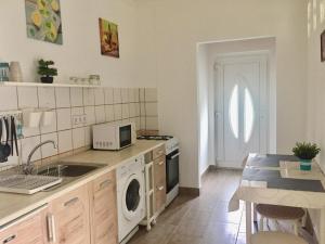 Kuchyň nebo kuchyňský kout v ubytování Lelle-kert Apartman 01 + 28 fotografií