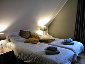 een bed met twee handdoeken in een kamer bij Park Nest in Zeewolde
