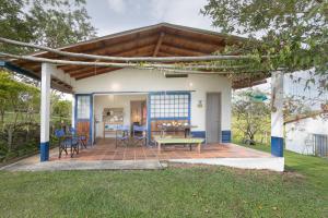 Casa con patio con mesa y sillas en Finca La Colina De Los Azulejos, en Guadalupe