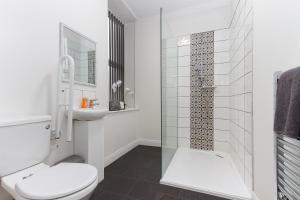 Bathroom sa Kings Court Modern Aparthotel, Town Centre - Blackpool Resort Collection