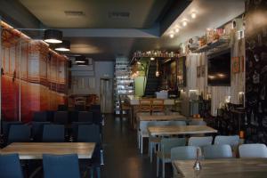 comedor con mesas y sillas de madera en Oneiro Suites, en Suda