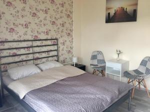 Postel nebo postele na pokoji v ubytování Lelle-kert Apartman 01