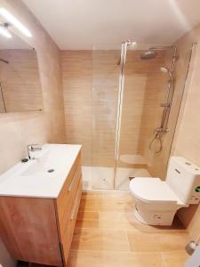 uma casa de banho com um chuveiro, um WC e um lavatório. em Tarragonaapartments Prim Reus em Reus