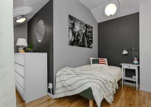 a small bedroom with a bed and a mirror at Venngarn 304 in Sigtuna