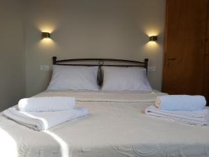 Postel nebo postele na pokoji v ubytování Mid century character house in Argostoli