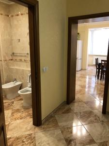 Afbeelding uit fotogalerij van VIP Апартаменти Львів Сихів центр Червоної Калини in Lviv +24 foto's