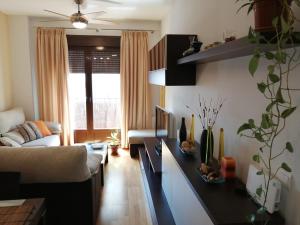 ein Wohnzimmer mit einem Sofa und einem Tisch in der Unterkunft ARUNDA-SUR in Ronda