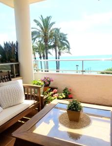 ein Wohnzimmer mit Meerblick in der Unterkunft SUMMER APARTMENT & BEACH ALTEA First line Wifi in Altea