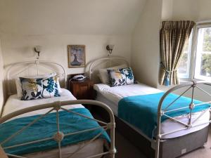 Un pat sau paturi într-o cameră la West Lodge Hotel