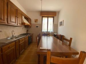A kitchen or kitchenette at La casa di mare Salento