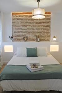 Un dormitorio con una cama y una bandeja. en Muro de Cervantes, en Logroño