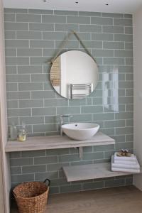 La salle de bains est pourvue d'un lavabo et d'un miroir. dans l'établissement Muro de Cervantes, à Logroño