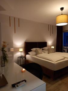 Habitación de hotel con 2 camas y mesa en Garfild 1 Guest House, en Novi Vinodolski