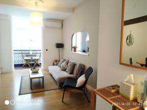 un soggiorno con divano e tavolo di La Roqueta completo en pleno centro a Valencia