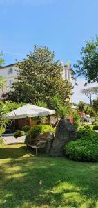 クアリアーノにあるHotel Mediterraneoの傘のベンチ