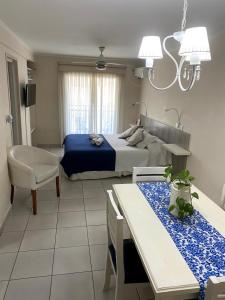 1 dormitorio con 1 cama, 1 mesa y 1 silla en Apart Sur Departamento en Santa Fe