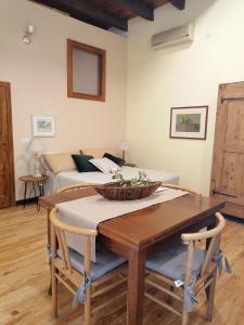 een woonkamer met een tafel en een bank bij la casetta in Sassari