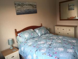 Een bed of bedden in een kamer bij Erradill Cottage