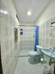 a bathroom with a toilet and a sink at La Casona 42 in Barranquilla
