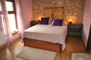 A bed or beds in a room at El Rincón Secreto de Gredos especializada en celiaquía y diabetes y jacuzzi Még 37 kép