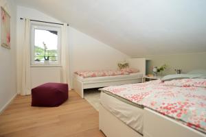 Un dormitorio con dos camas y una ventana. en Ferienwohnung Innsbruck-Vill, en Innsbruck
