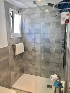 ein Bad mit einer Dusche und einer Glastür in der Unterkunft Alisios Dream in Corralejo