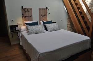 A bed or beds in a room at El Rincón Secreto de Gredos especializada en celiaquía y diabetes y jacuzzi