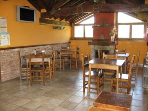a dining room with tables and chairs in a restaurant at La Posada de Cucayo in Dobres