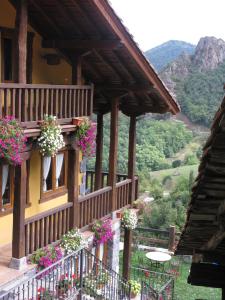 un edificio con flores en sus balcones en La Posada de Cucayo en Dobres