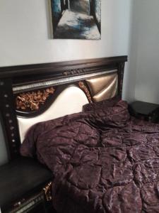 薩菲的住宿－Appartement Maroc Safi，一间卧室配有一张带木制床头板的床
