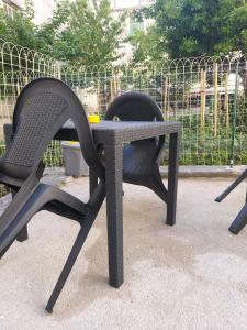 two chairs and a table in front of a fence at casa laurel in Meta