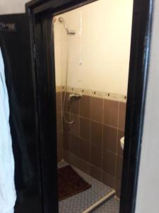 a bathroom with a shower with a tiled floor and a shower at Appartement Maroc Safi in Safi