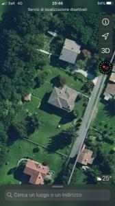 una vista aerea di una casa e di una strada di Villa Colico Laghetto a Carriola