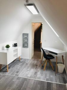 einen weißen Schreibtisch und einen Stuhl in einem Zimmer in der Unterkunft Ferienhaus No2 in Friedrichstadt in Friedrichstadt