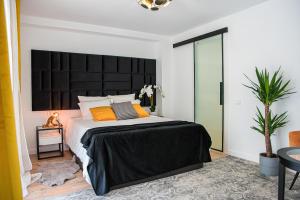 um quarto com uma cama grande e uma cabeceira preta em Laura Apartment Campanar em Valência