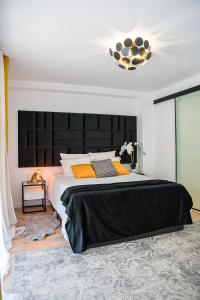 a bedroom with a large bed with a black headboard at Laura Apartment Campanar in Valencia