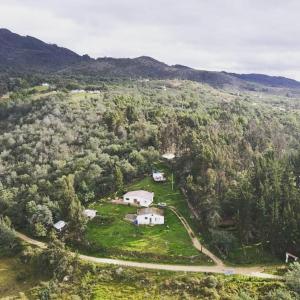 widok z powietrza na dom w środku lasu w obiekcie Glamping Chinu w mieście Guatavita