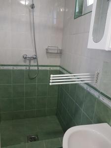 ヘーヴィーズにあるMarie Apartment MEGÚJULT - RENEWEDのバスルーム(シャワー、トイレ、洗面台付)