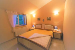 Ліжко або ліжка в номері Apartments Coral, Klimno, island Krk